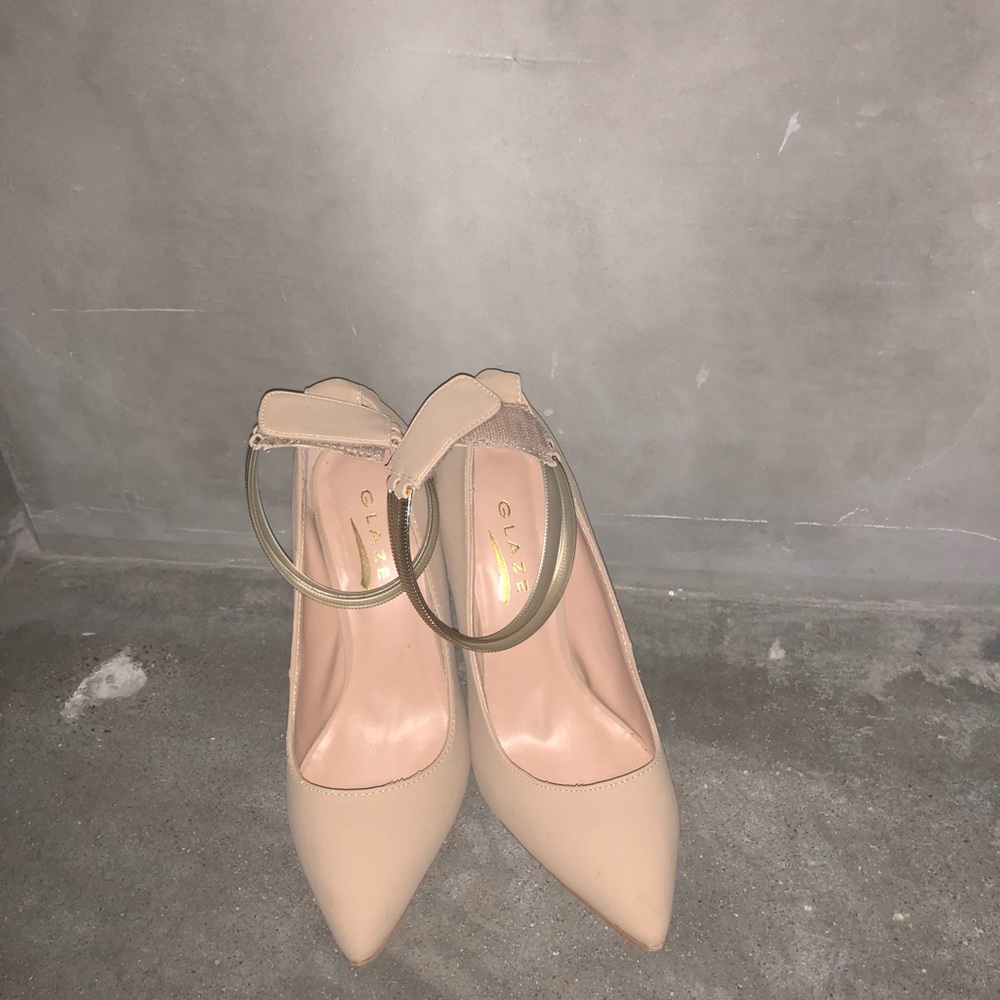 NUDE HEELS WITH GOLD ANKLE STRAP